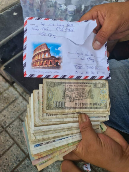 Hình tiền lẻ hài hước bóc trong phong bì mừng cưới