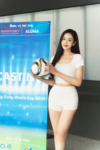 Hot girl World Cup 2022 cầm trái bóng