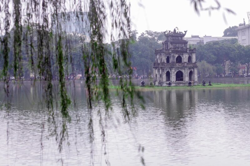 Ảnh tháp rùa bên hàng liễu xanh