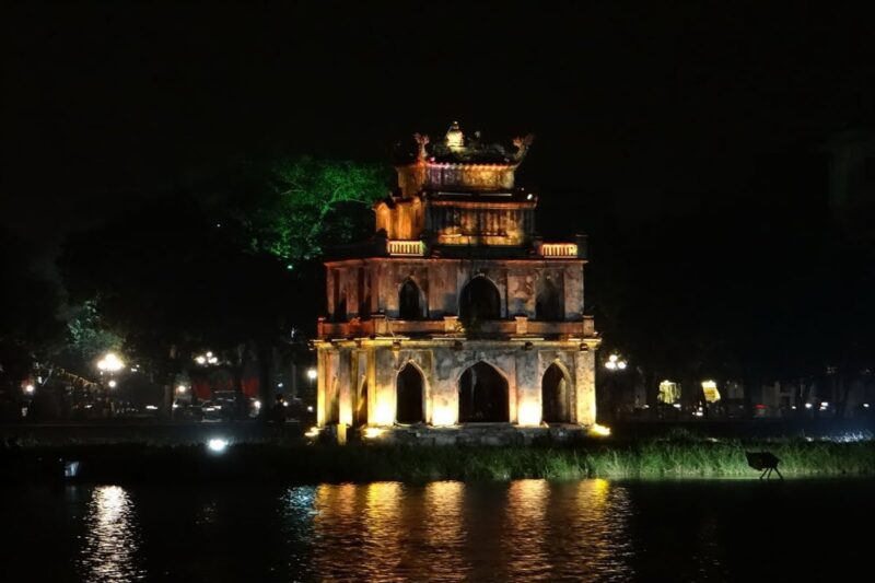 Ảnh tháp rùa chiếu ánh sáng trong đêm