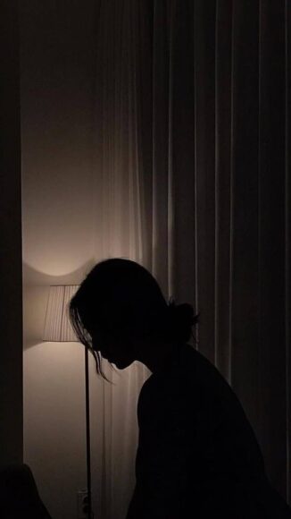 Hình ảnh buồn nữ cô nàng cúi mặt xuống trong bóng đêm