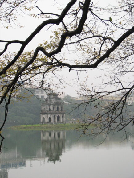 Hình ảnh tháp rùa trong sương sớm