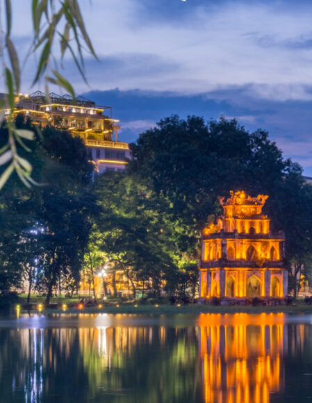 Hình tháp rùa lãng mạn vào ban đêm