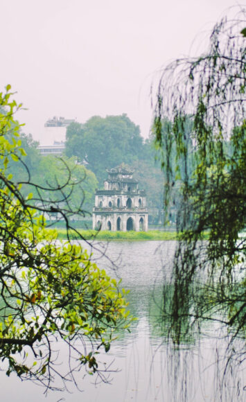 Hình tháp rùa sau hàng liễu rũ