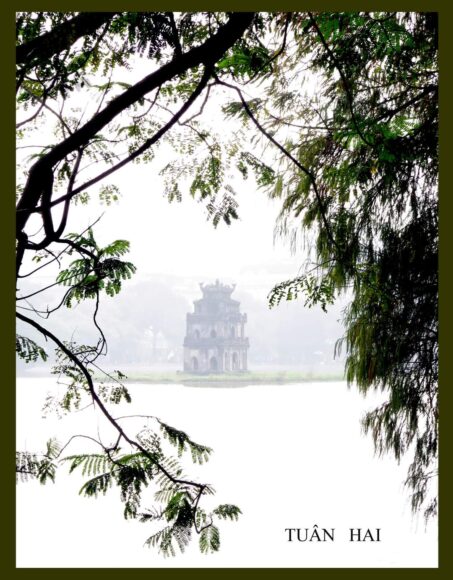 Hình tháp rùa trong trời mù sương