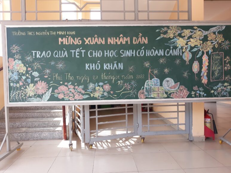 Vẽ bảng trang trí tết trao quà tết