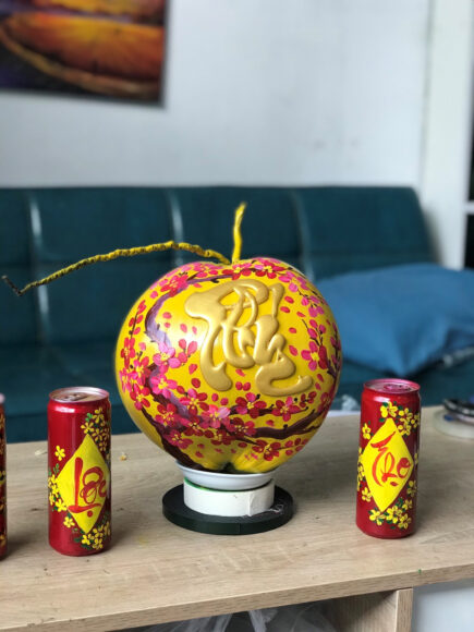 vẽ dừa chưng tết chữ thư pháp màu vàng