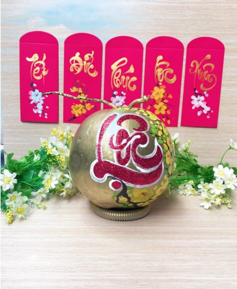 Vẽ dừa chưng tết phủ kim tuyến đỏ