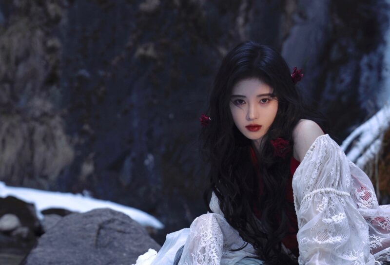 ảnh cúc tịnh y ma mị được chụp trong hang động