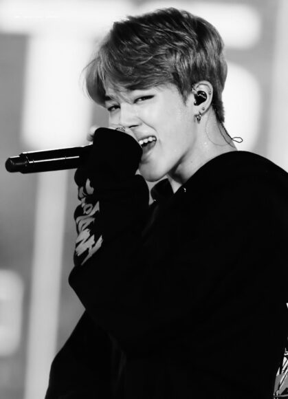 Ảnh Jimin trắng đen trên pinterest