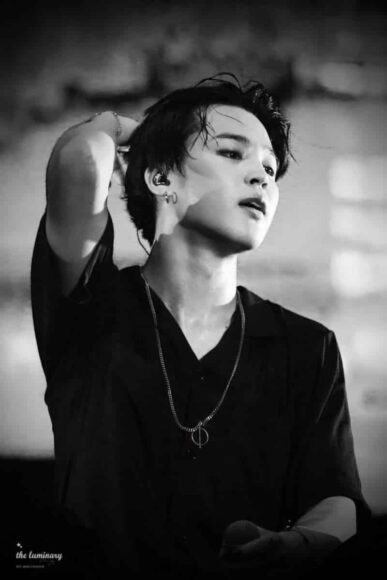 Ảnh Jimin trên sân khấu trắng đen
