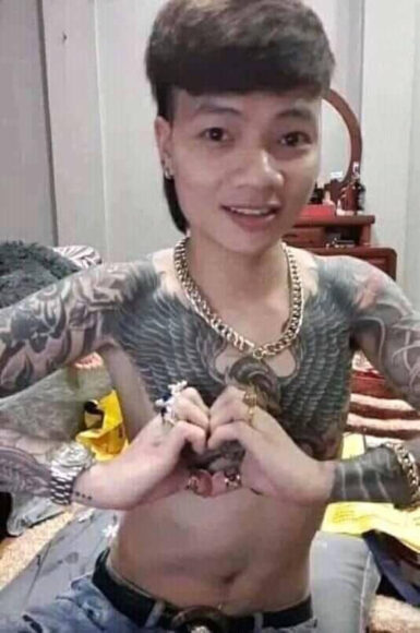 ảnh khá bảnh trái tim với cơ thể đầy xăm trổ