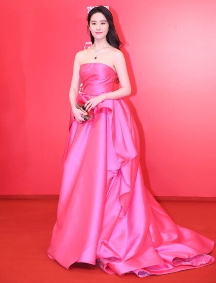Ảnh Lưu Diệc Phi mặc váy hồng dự thảm đỏ