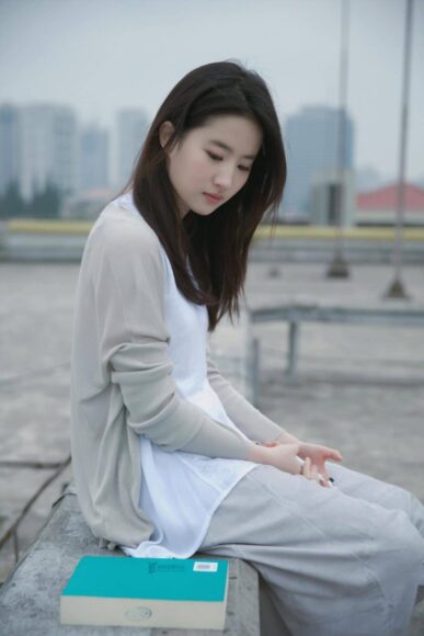 Ảnh Lưu Diệc Phi ngồi buồn