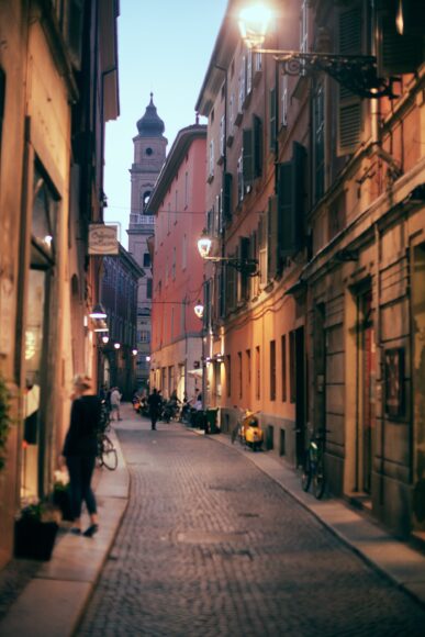 ảnh nền đèn đường phố Châu Âu không có người đi