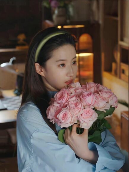 Ảnh nền Lưu Diệc Phi ôm hoa hồng