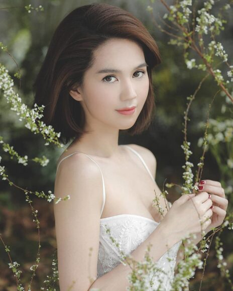 ảnh Ngọc Trinh đẹp trong trẻo bên hoa trắng