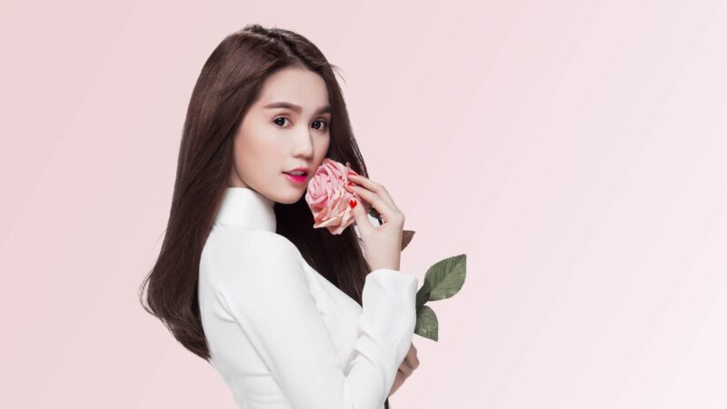 ảnh Ngọc Trinh mặc áo dài