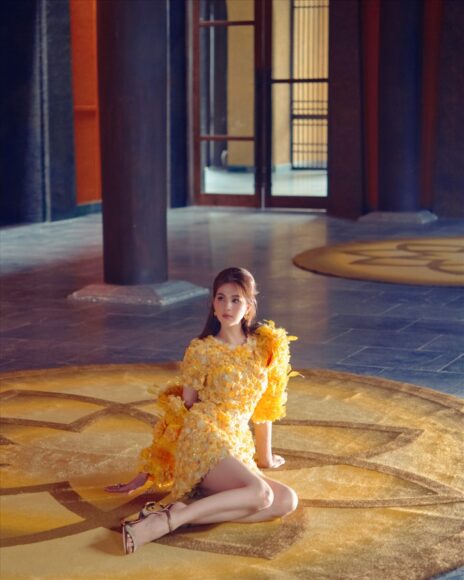 ảnh Ngọc Trinh ngồi bệt dưới đất