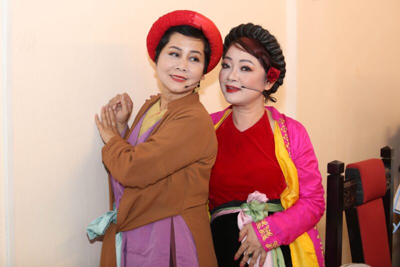 ảnh thị mầu chụp cùng nghệ sĩ khác