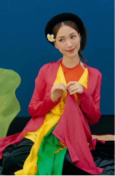 ảnh Thị Mầu Hòa Minzy cài hoa trên tóc