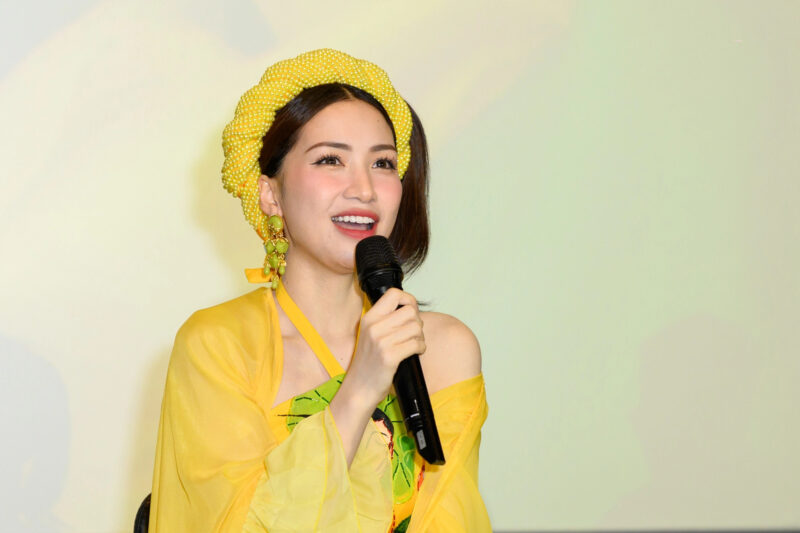 ảnh Thị Mầu Hòa Minzy cầm micro chia sẻ