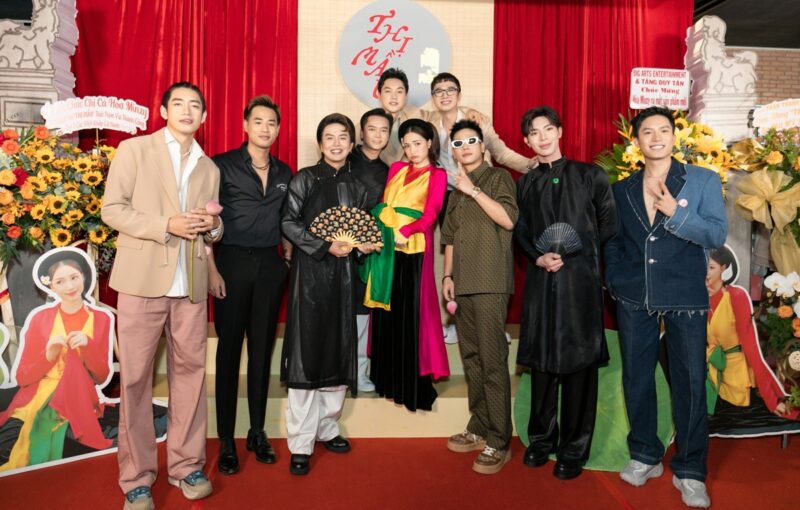 ảnh Thị Mầu Hòa Minzy chụp ảnh cùng nhiều nghệ sĩ