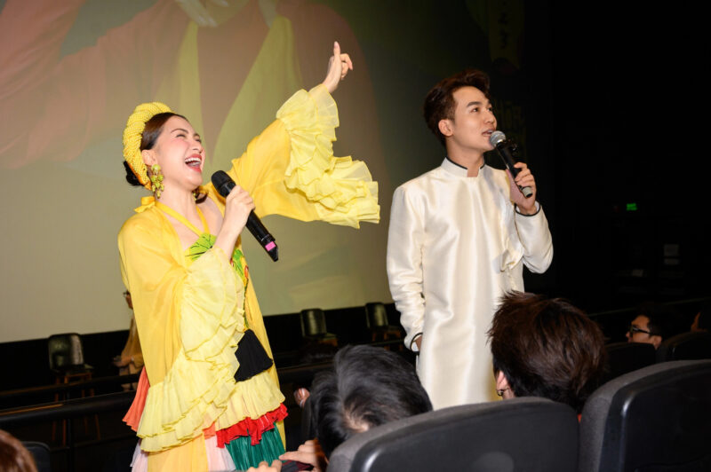 ảnh Thị Mầu Hòa Minzy đang hoạt náo trong buổi off fan