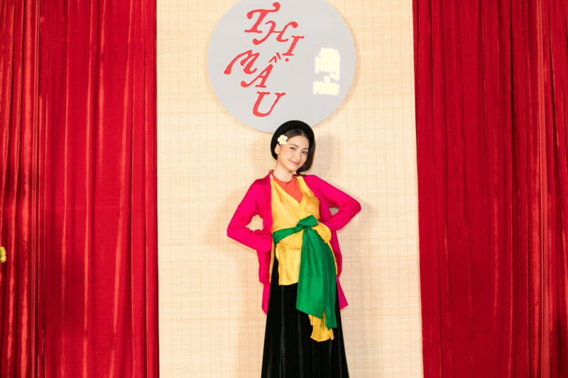 ảnh Thị Mầu Hòa Minzy đứng chống nạnh