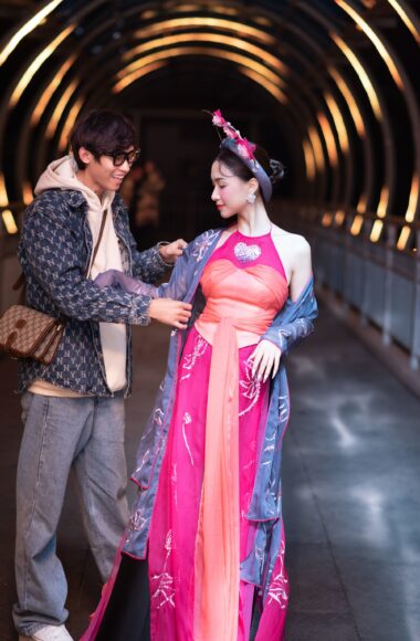 ảnh Thị Mầu Hòa Minzy được chỉnh sửa trang phục