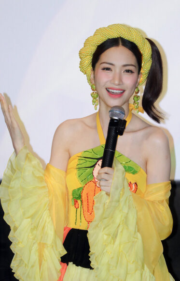 ảnh Thị Mầu Hòa Minzy mặc váy vàng