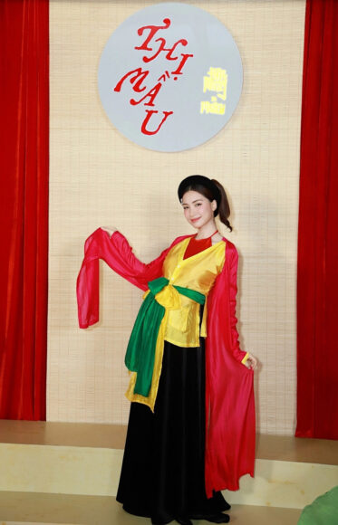 ảnh Thị Mầu Hòa Minzy tạo dáng với áo tứ thân