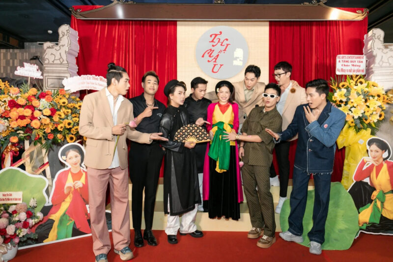 ảnh Thị Mầu Hòa Minzy trong buổi ra mắt MV