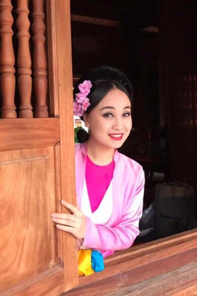 ảnh thị mầu lấp ló ngay cạnh cửa