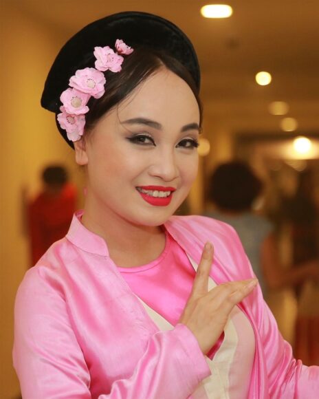 ảnh thị mầu mặc áo hồng