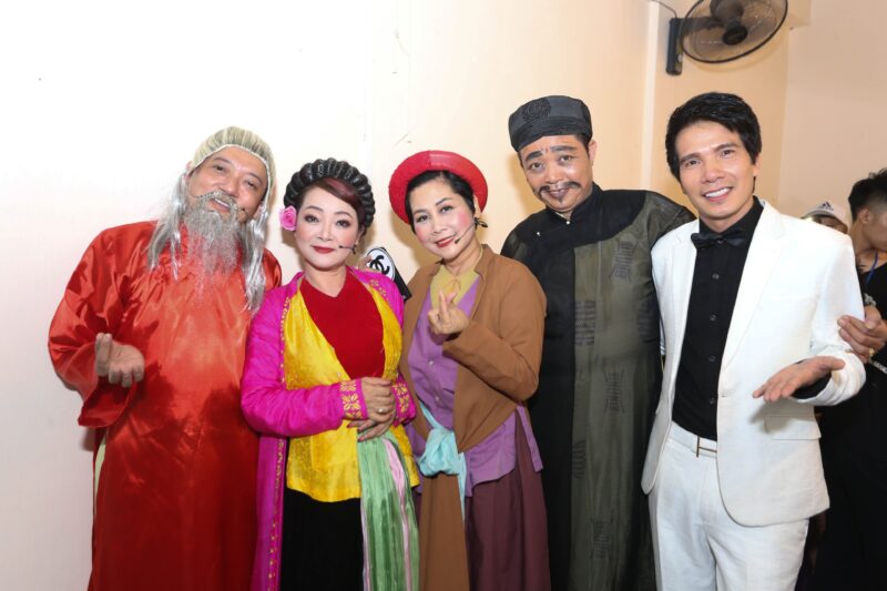 ảnh thị mầu trong bối cảnh sau hậu trường