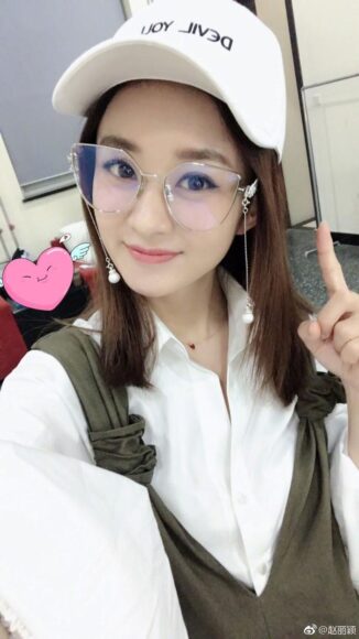 Ảnh Triệu Lệ Dĩnh đeo kính tự sướng