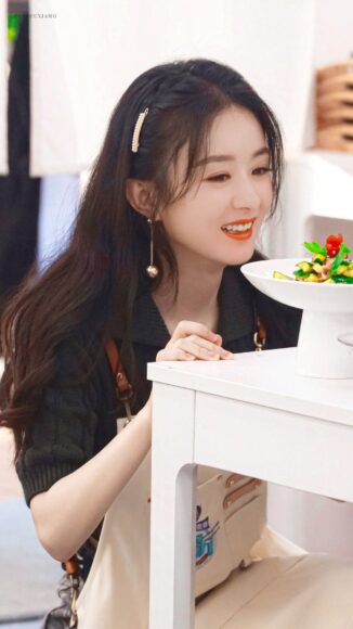 Ảnh Triệu Lệ Dĩnh mặc tạp dề tươi cười