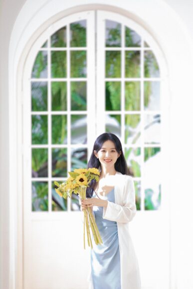 Ảnh Triệu Lệ Dĩnh năng động ôm hoa hướng dương