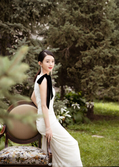 Ảnh Triệu Lệ Dĩnh ngồi trên tay ghế