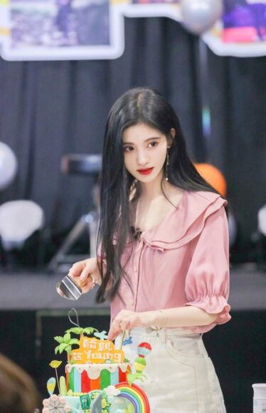 hình ảnh Cúc Tịnh Y cắt bánh kem