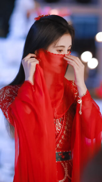 hình ảnh Cúc Tịnh Y mặc đồ cổ trang che mặt