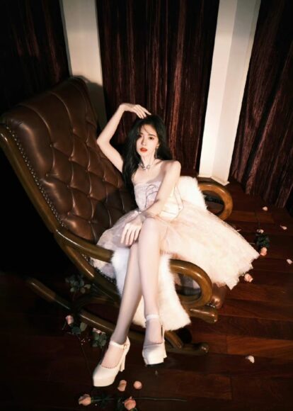 hình ảnh Cúc Tịnh Y ngồi trên ghế sang chảnh