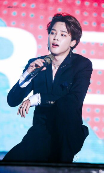 hình ảnh Jimin ngồi hát trên sân khấu
