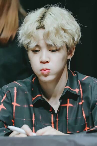 hình ảnh Jimin phùng má đáng yêu