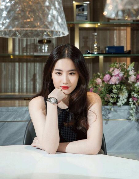 hình ảnh Lưu Diệc Phi chống tay lên bàn