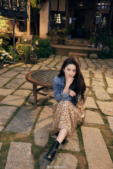 hình ảnh Lưu Diệc Phi tạo dáng ngồi