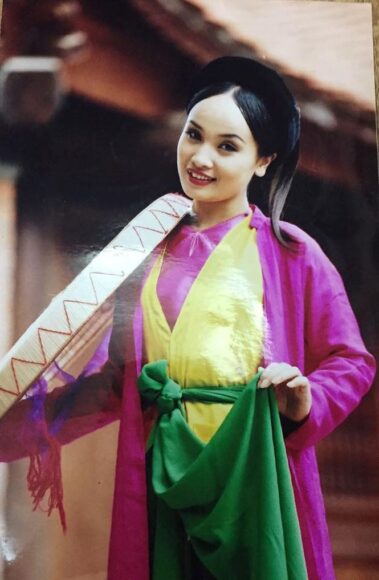 hình ảnh thị mầu cầm nón quai thao