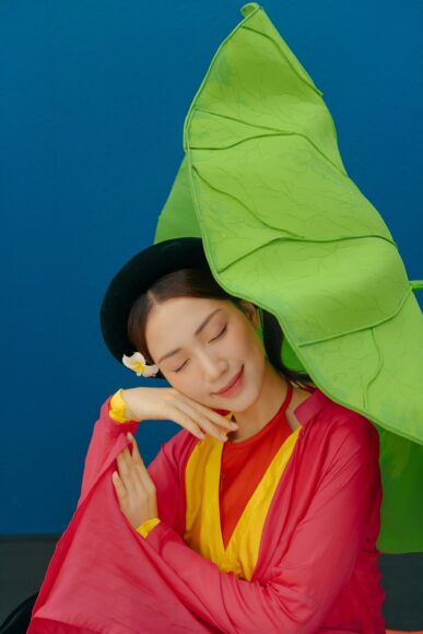 hình ảnh thị mầu e ấp bên lá sen