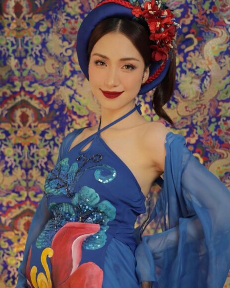 hình ảnh Thị Mầu Hòa Minzy sờ bụng bầu